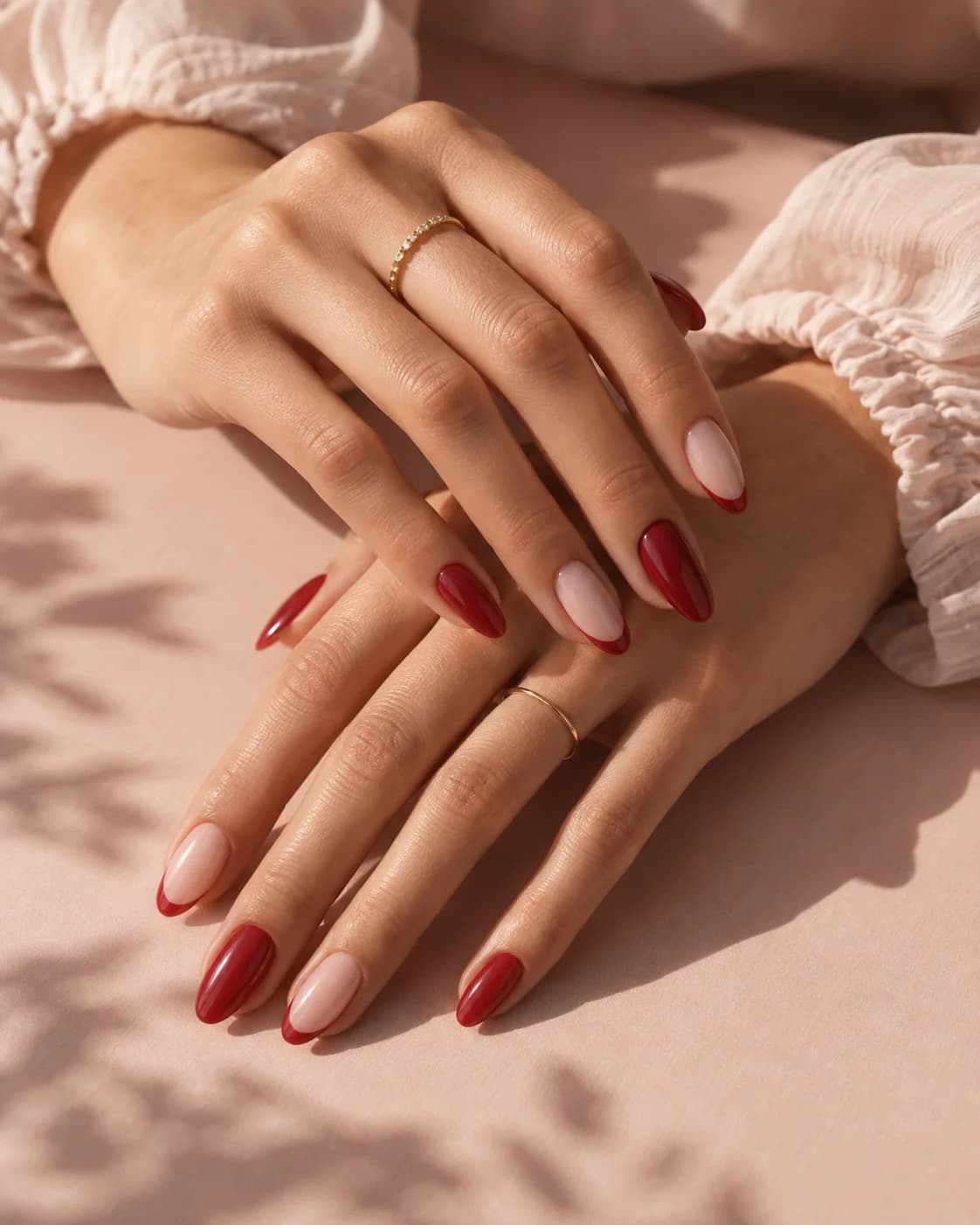 Pažljivo izrađen nail art u bordo i nježnoružičastim tonovima